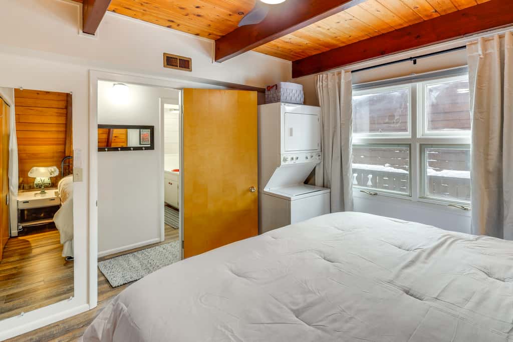 Red Lodge Cabin w/ Hot Tub ~ 1/2 Mi to Downtown!