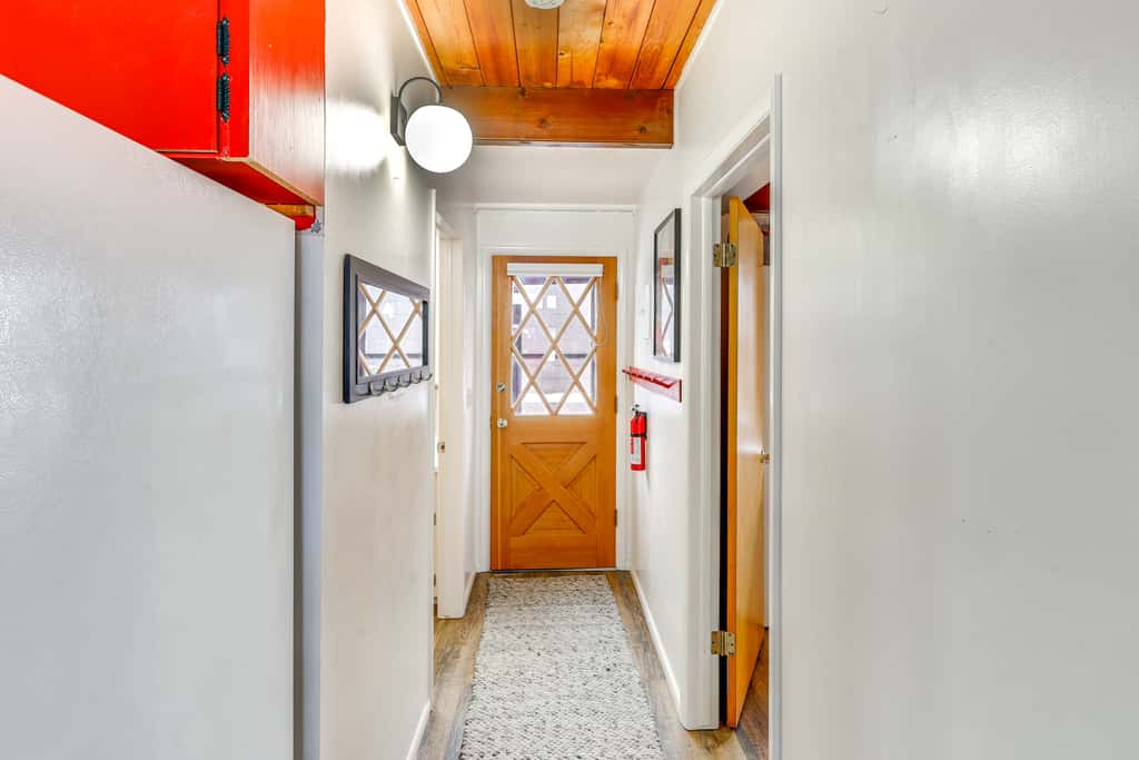 Red Lodge Cabin w/ Hot Tub ~ 1/2 Mi to Downtown!