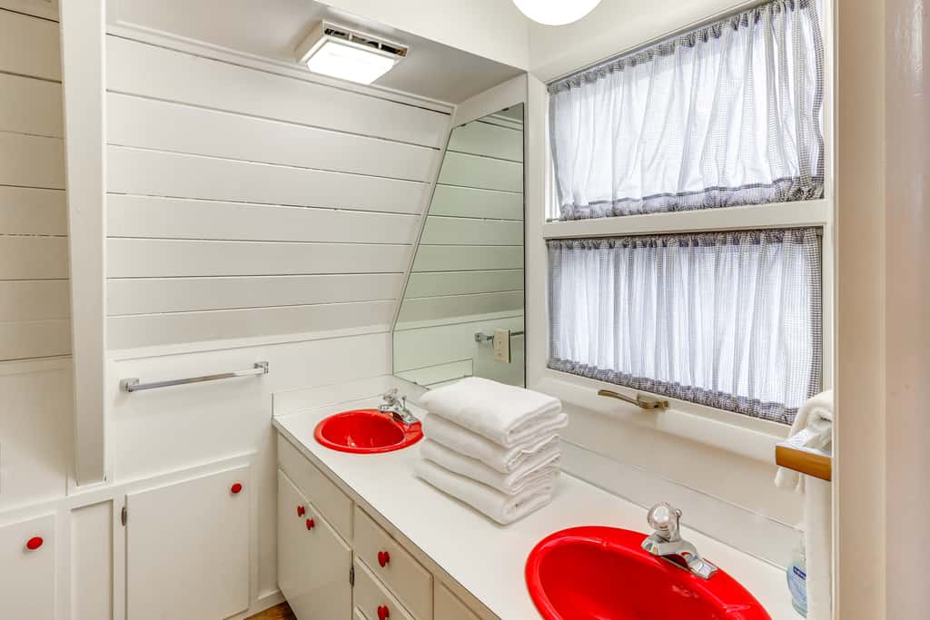 Red Lodge Cabin w/ Hot Tub ~ 1/2 Mi to Downtown!