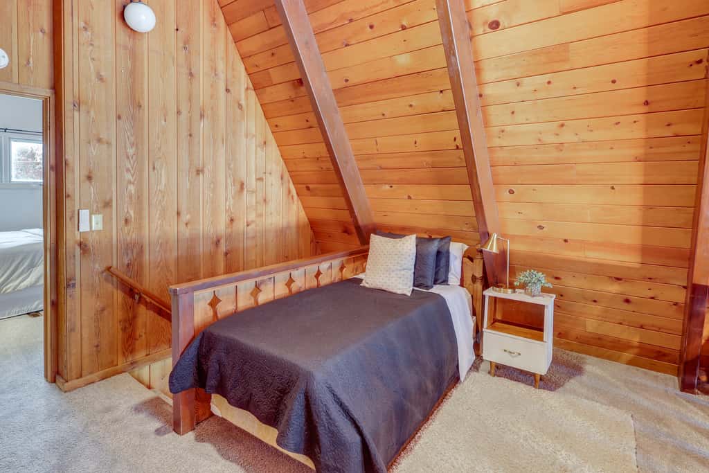Red Lodge Cabin w/ Hot Tub ~ 1/2 Mi to Downtown!