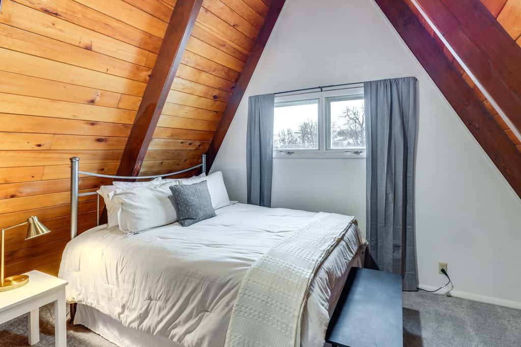 Red Lodge Cabin w/ Hot Tub ~ 1/2 Mi to Downtown!