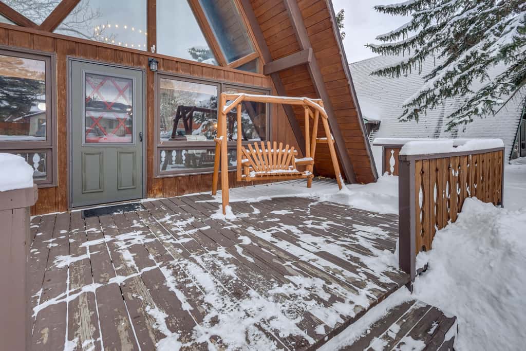 Red Lodge Cabin w/ Hot Tub ~ 1/2 Mi to Downtown!
