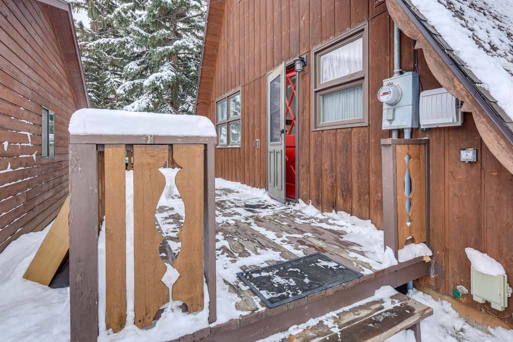 Red Lodge Cabin w/ Hot Tub ~ 1/2 Mi to Downtown!