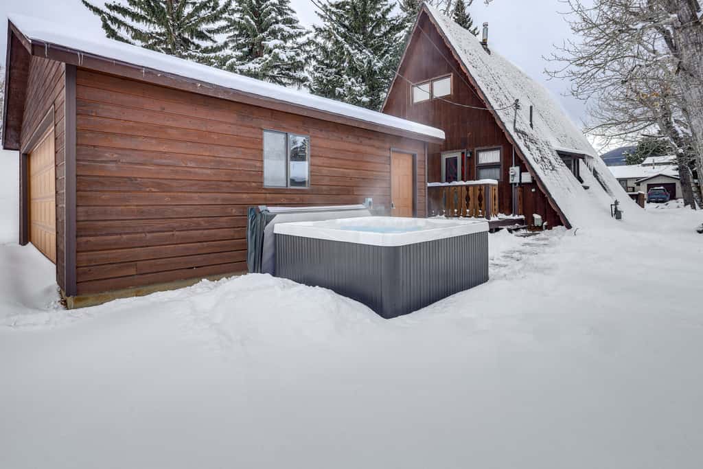 Red Lodge Cabin w/ Hot Tub ~ 1/2 Mi to Downtown!