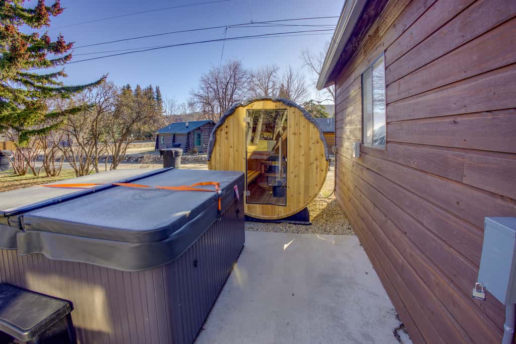 Red Lodge Cabin w/ Hot Tub ~ 1/2 Mi to Downtown!