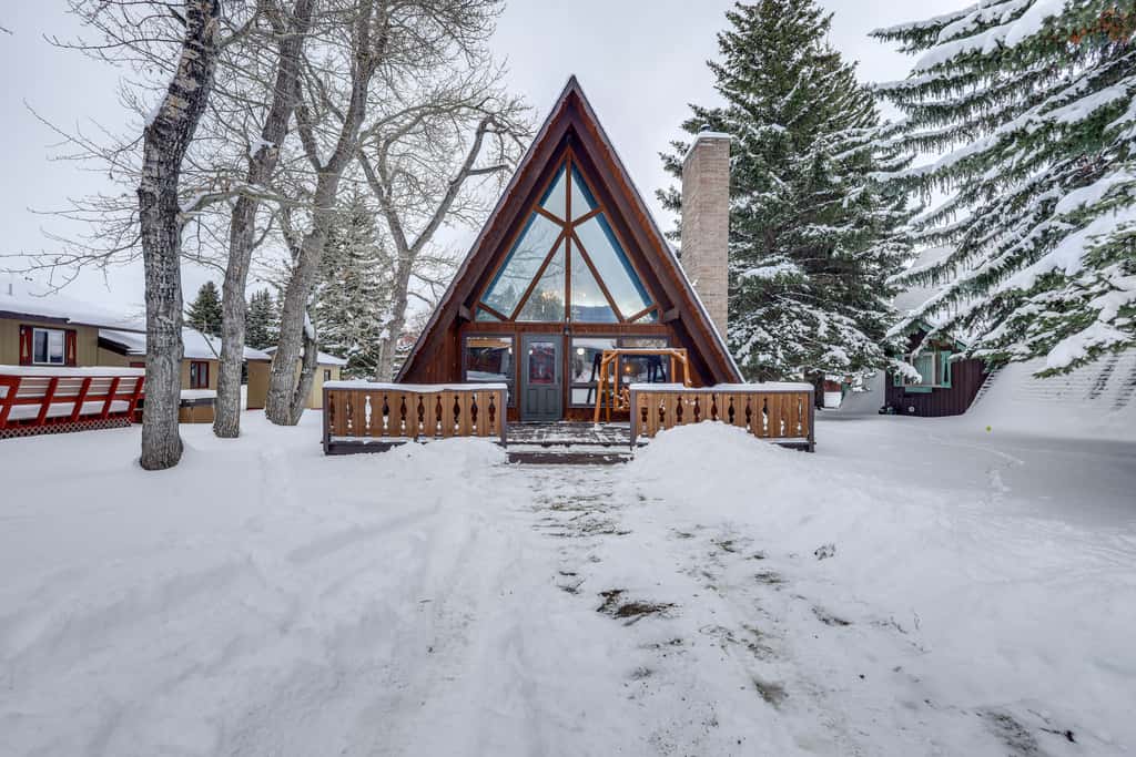 Red Lodge Cabin w/ Hot Tub ~ 1/2 Mi to Downtown!