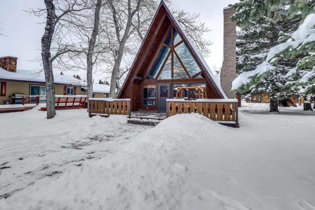 Red Lodge Cabin w/ Hot Tub ~ 1/2 Mi to Downtown!