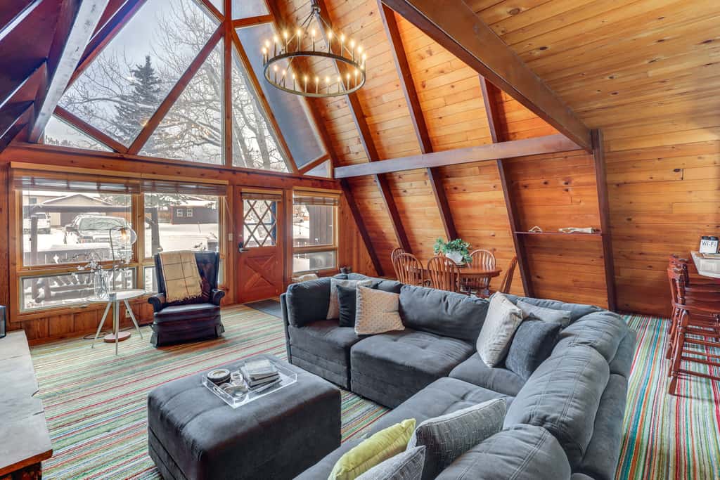 Red Lodge Cabin w/ Hot Tub ~ 1/2 Mi to Downtown!