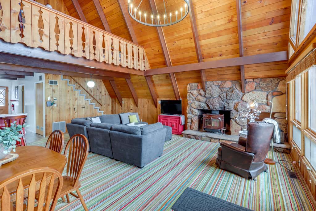 Red Lodge Cabin w/ Hot Tub ~ 1/2 Mi to Downtown!