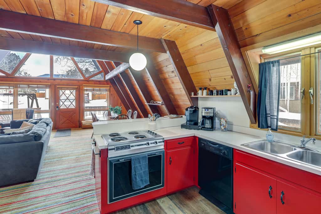 Red Lodge Cabin w/ Hot Tub ~ 1/2 Mi to Downtown!
