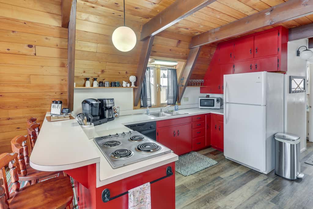Red Lodge Cabin w/ Hot Tub ~ 1/2 Mi to Downtown!