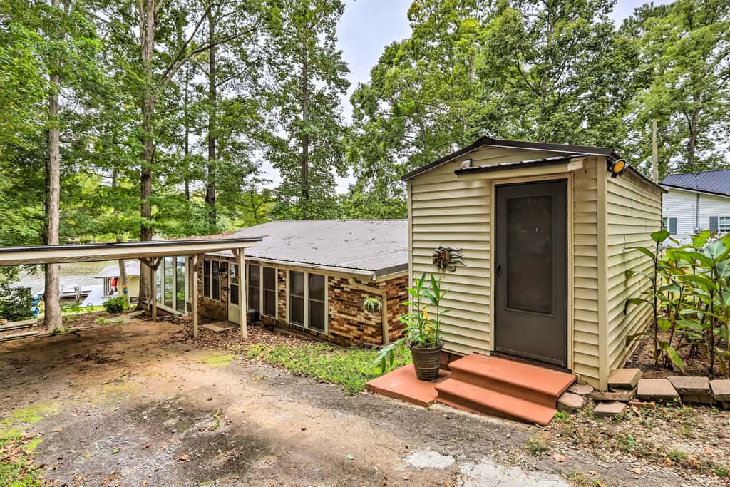 Eatonton Getaway on Lake Sinclair w/ Dock!