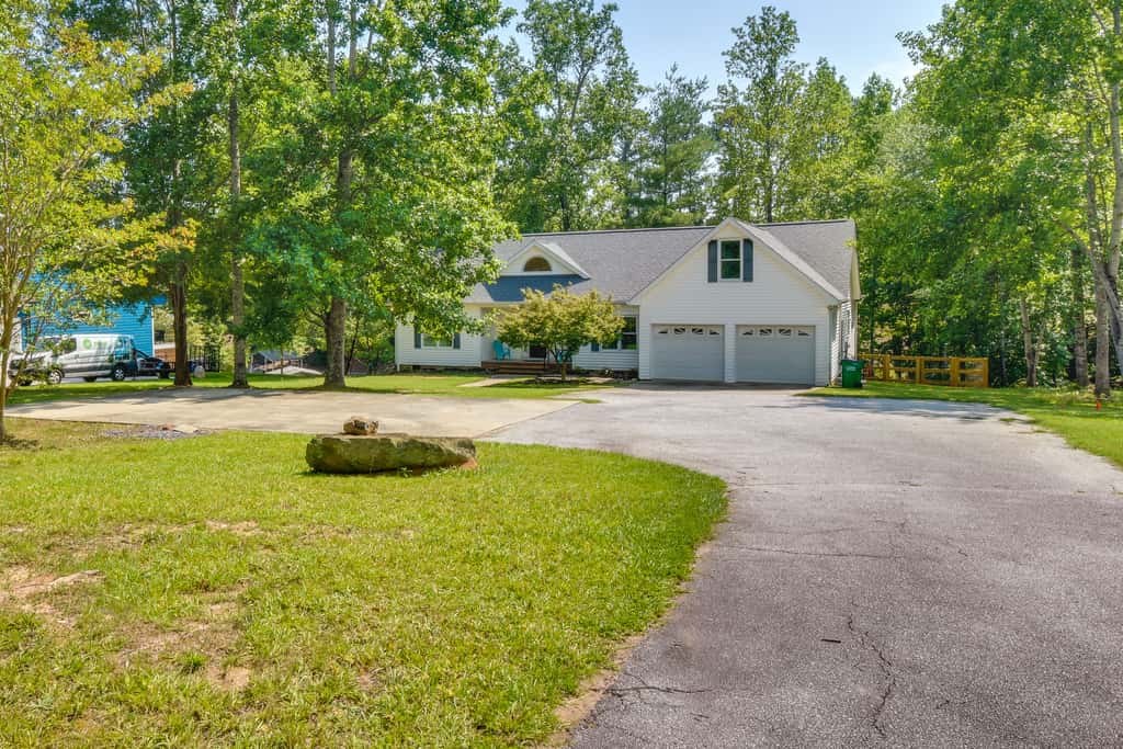 South Carolina Retreat w/ Fireplace & Lake Access!