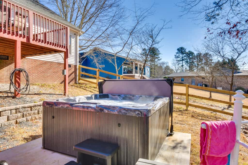 South Carolina Retreat w/ Fireplace & Lake Access!