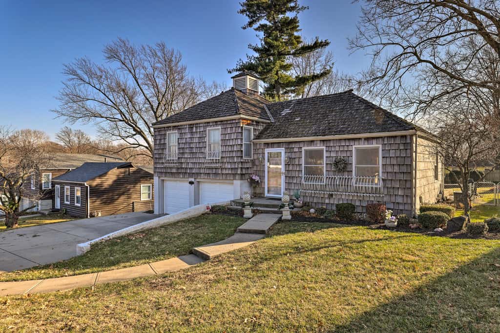 Cozy Kansas City Home w/ Yard - 9 Mi to Dtwn!