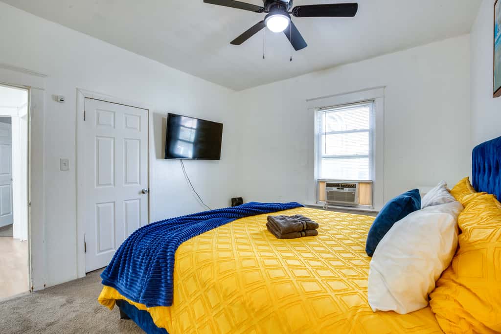 Modern 2BR Kansas City Condo Near Downtown