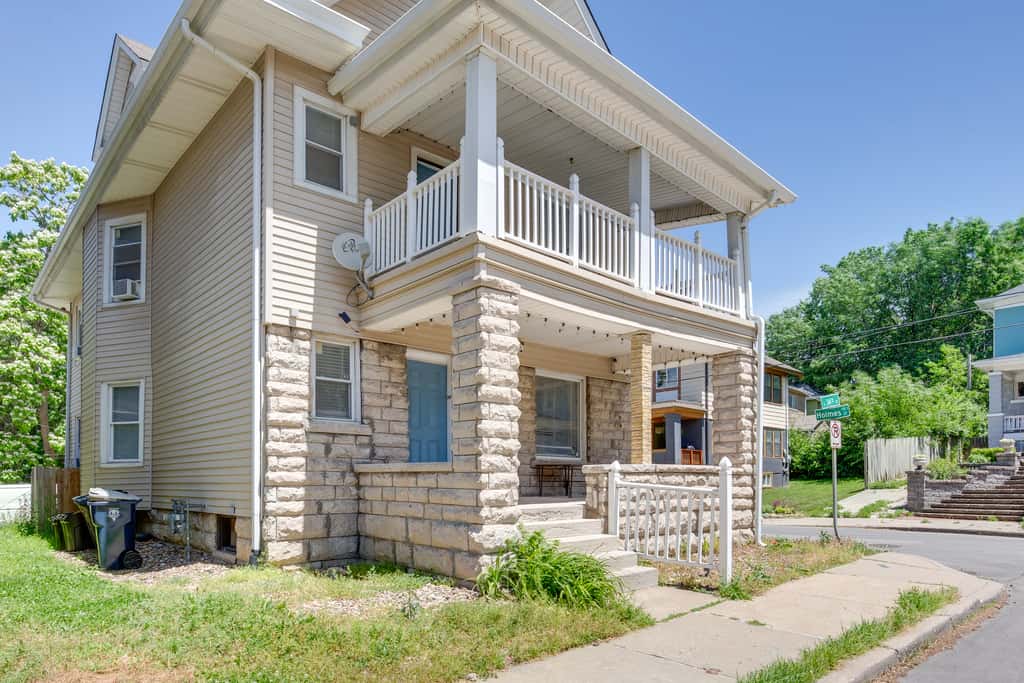 Modern 2BR Kansas City Condo Near Downtown