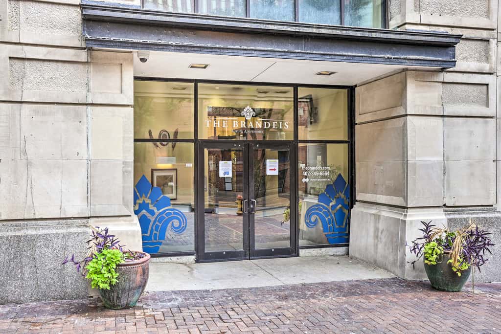 Heart of Dtwn Omaha: Historical Apt w/ Perks