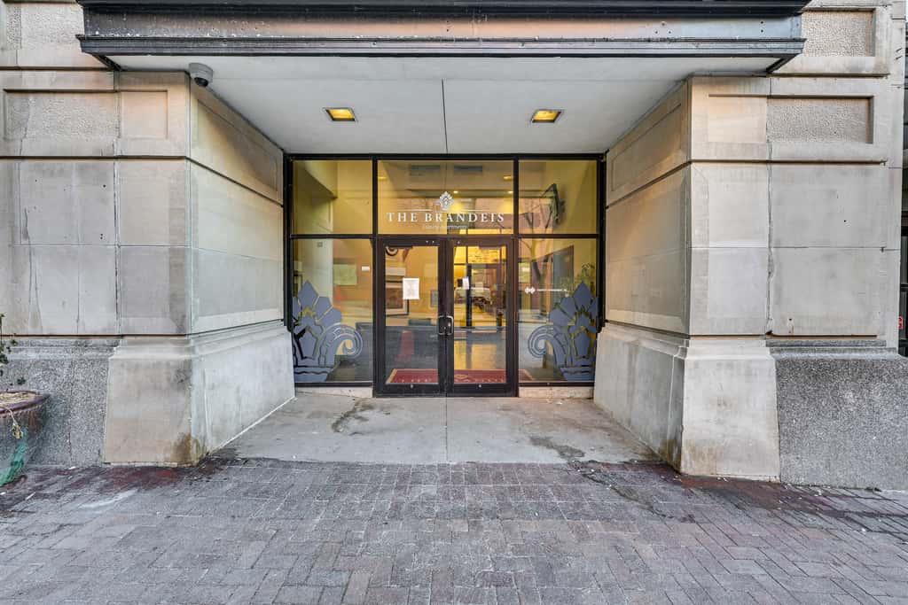 Heart of Dtwn Omaha: Historical Apt w/ Perks
