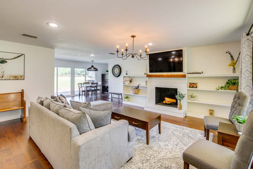 Fire Pit & Grill: Tyler Home on 5 Acres!