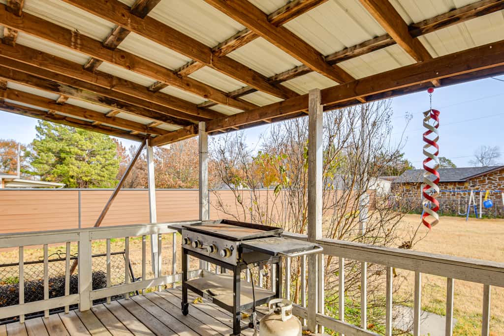 Steps to Lake Eufaula: Family Home w/ Deck & Yard