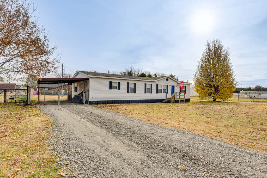Steps to Lake Eufaula: Family Home w/ Deck & Yard