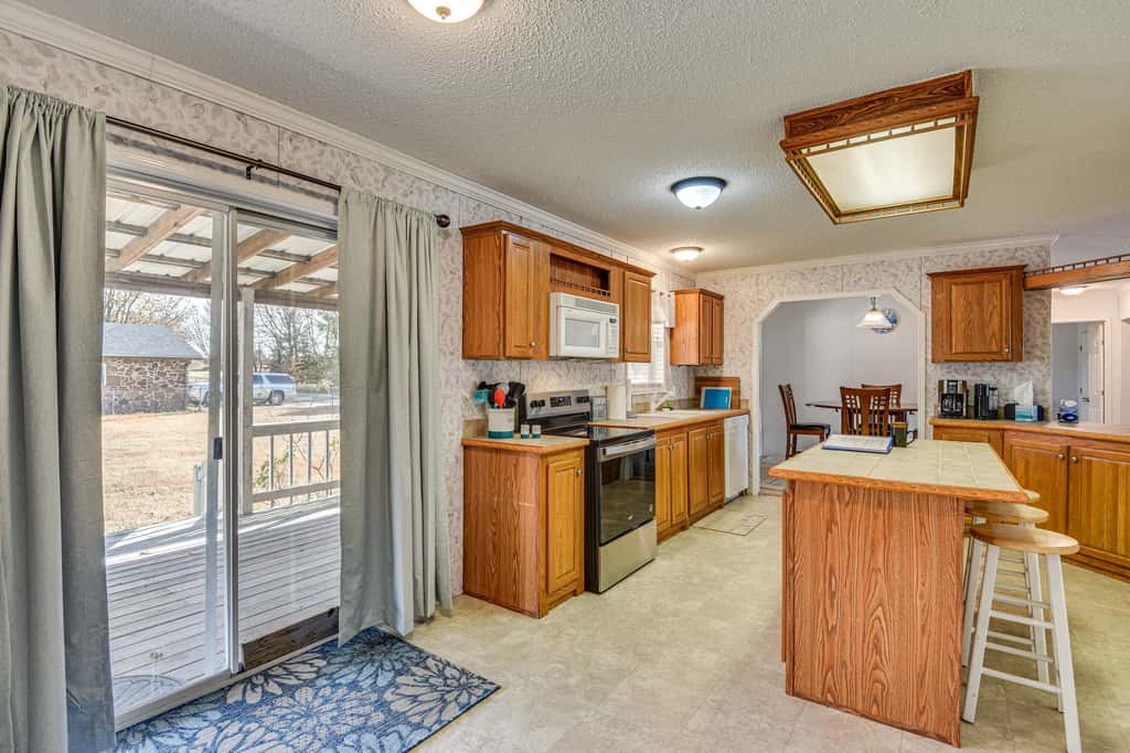 Steps to Lake Eufaula: Family Home w/ Deck & Yard