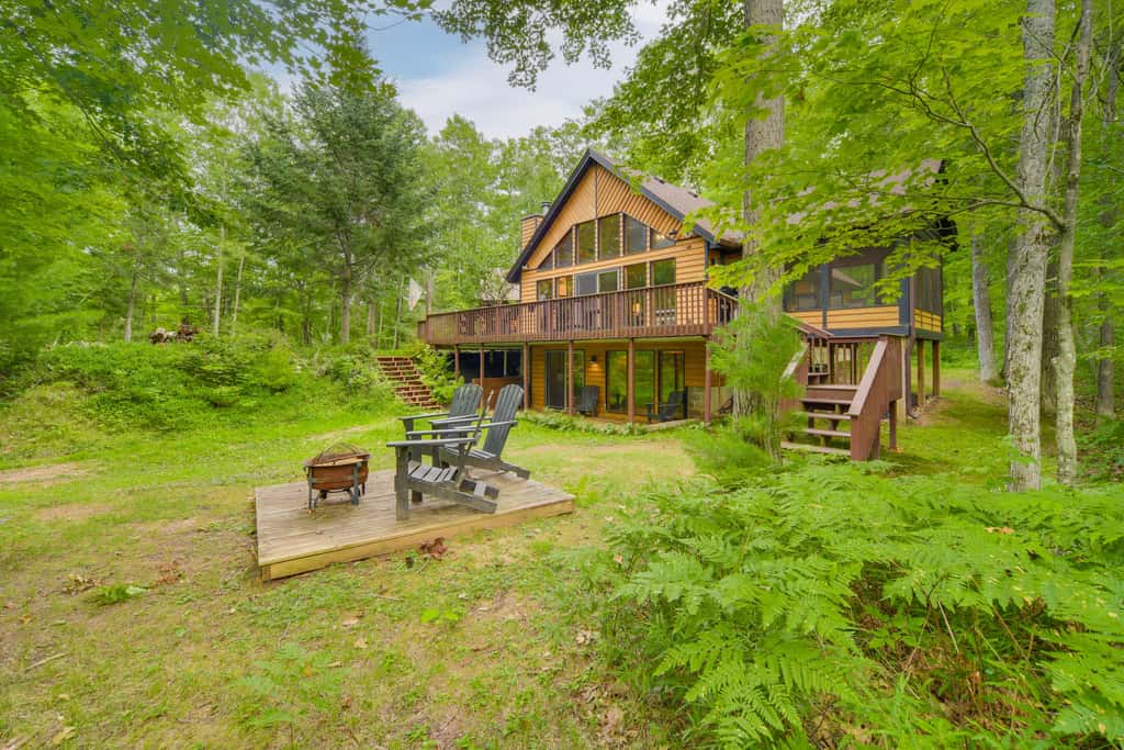 Cozy Wisconsin Cabin w/ Deck, Kayaks & Lake Views!