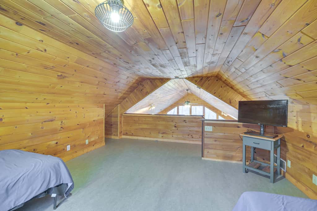 Cozy Wisconsin Cabin w/ Deck, Kayaks & Lake Views!