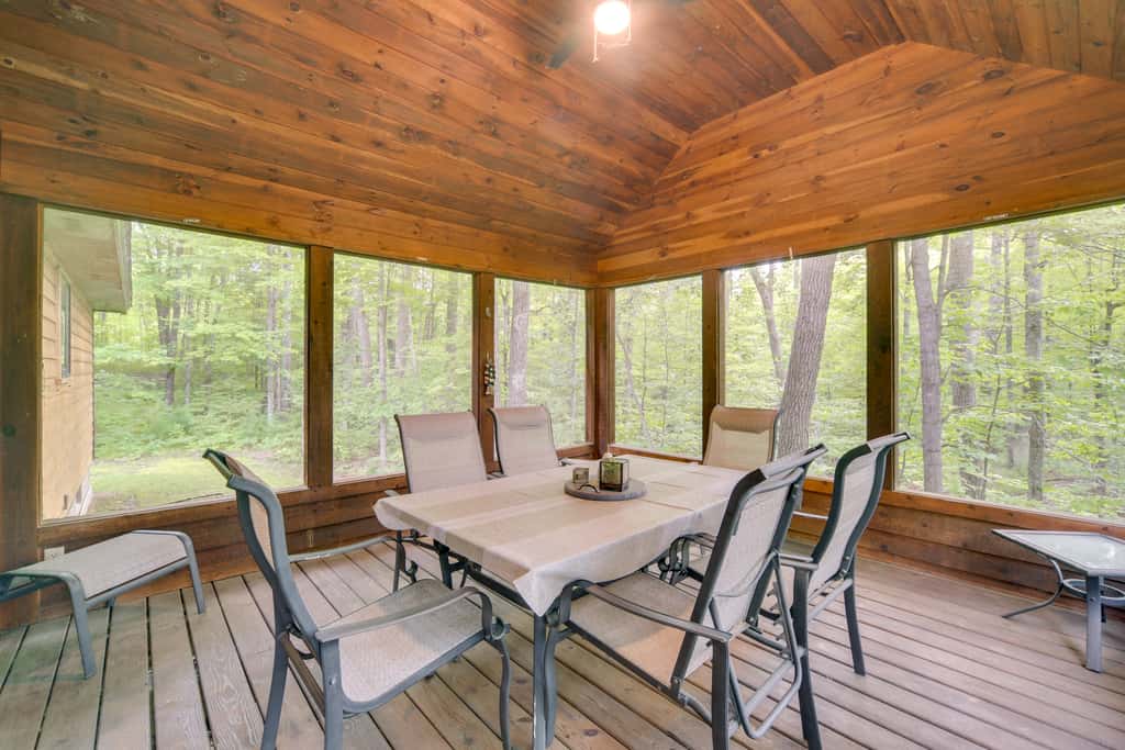 Cozy Wisconsin Cabin w/ Deck, Kayaks & Lake Views!