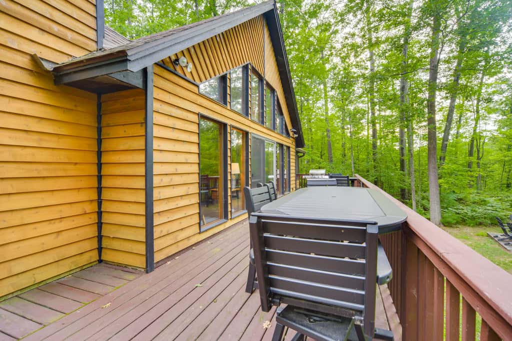 Cozy Wisconsin Cabin w/ Deck, Kayaks & Lake Views!