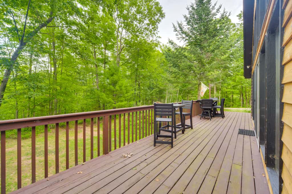 Cozy Wisconsin Cabin w/ Deck, Kayaks & Lake Views!