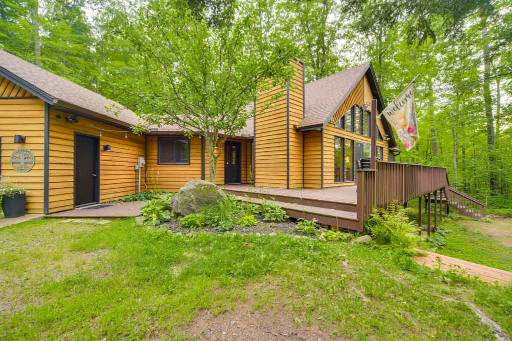 Cozy Wisconsin Cabin w/ Deck, Kayaks & Lake Views!
