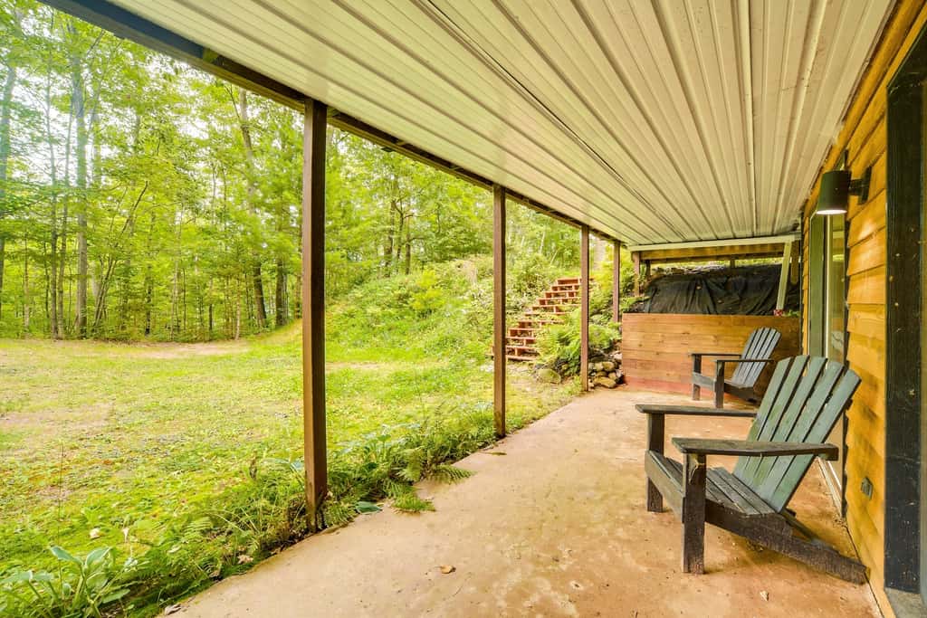 Cozy Wisconsin Cabin w/ Deck, Kayaks & Lake Views!