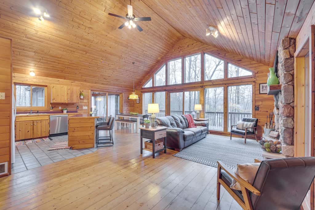 Cozy Wisconsin Cabin w/ Deck, Kayaks & Lake Views!