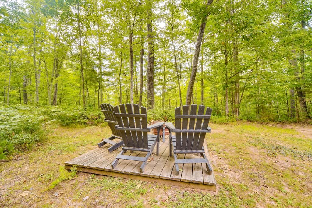 Cozy Wisconsin Cabin w/ Deck, Kayaks & Lake Views!