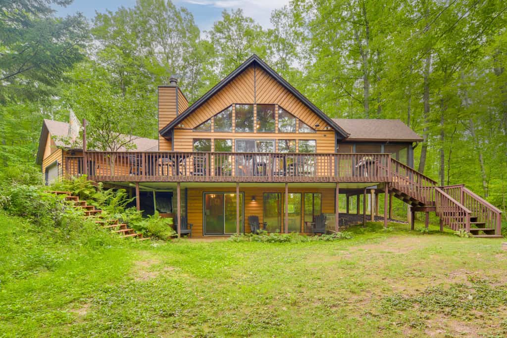 Cozy Wisconsin Cabin w/ Deck, Kayaks & Lake Views!