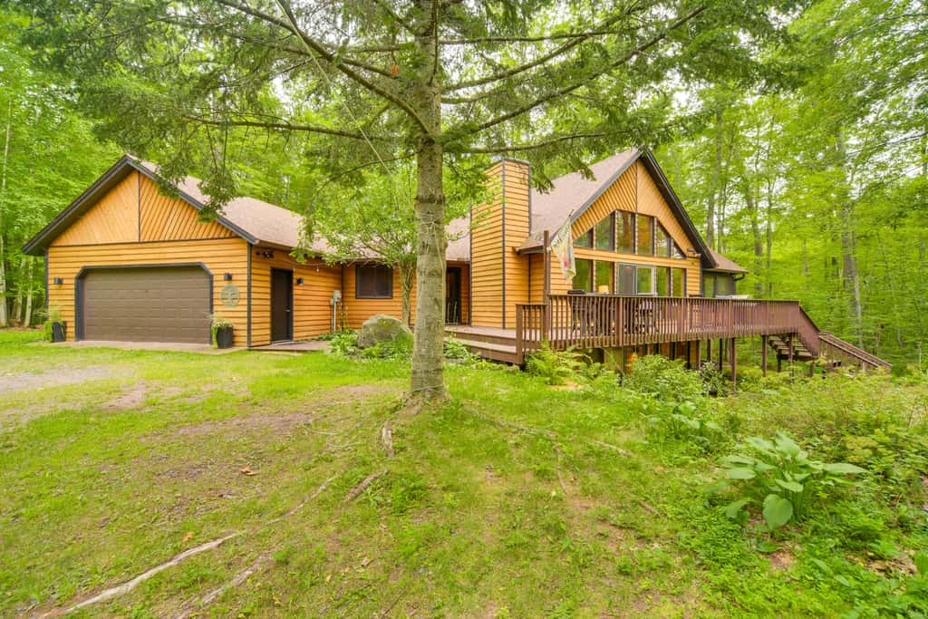 Cozy Wisconsin Cabin w/ Deck, Kayaks & Lake Views!