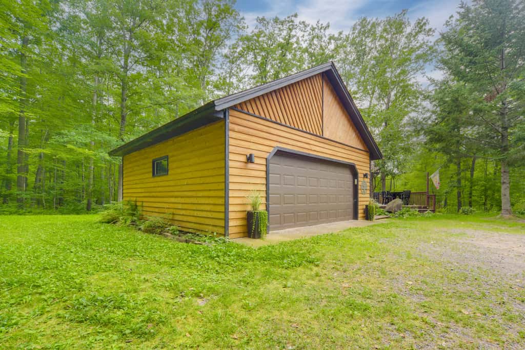 Cozy Wisconsin Cabin w/ Deck, Kayaks & Lake Views!