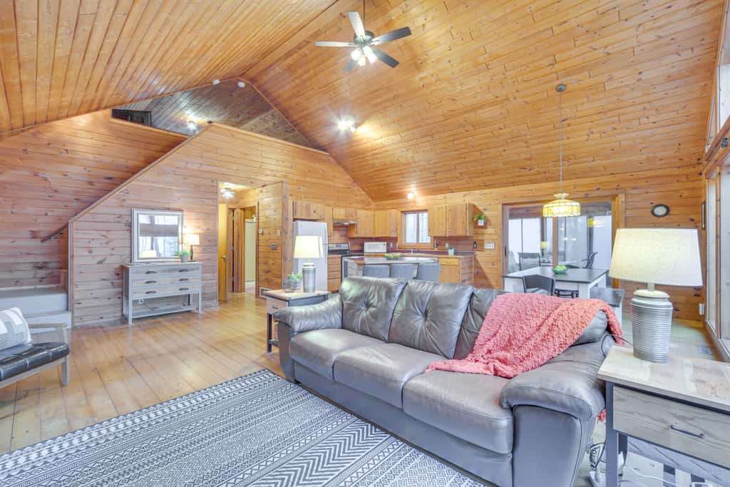 Cozy Wisconsin Cabin w/ Deck, Kayaks & Lake Views!