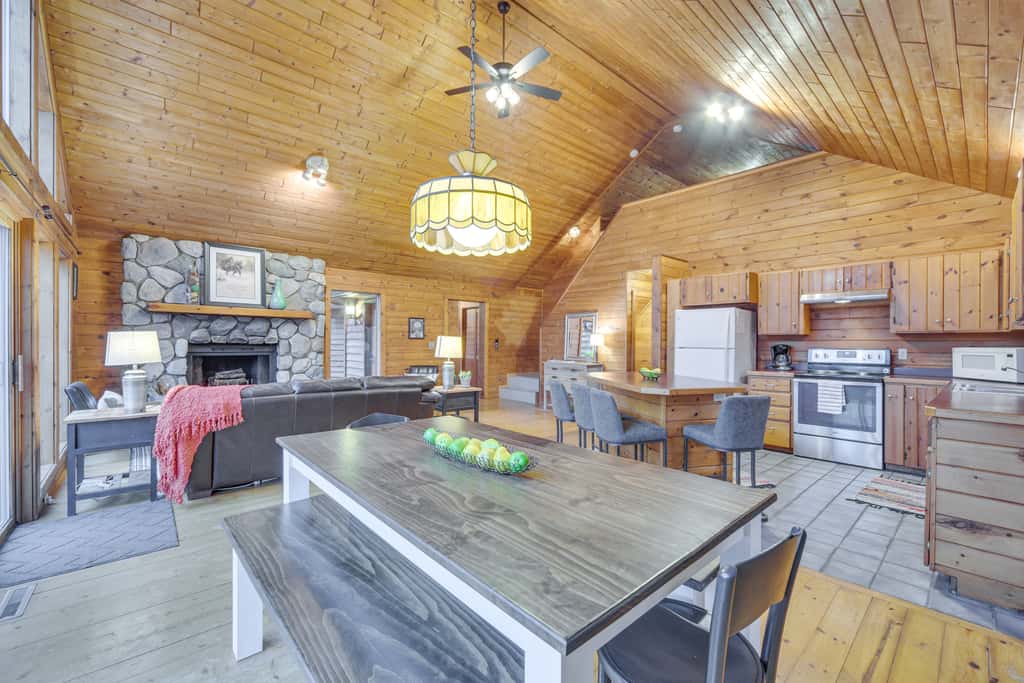 Cozy Wisconsin Cabin w/ Deck, Kayaks & Lake Views!