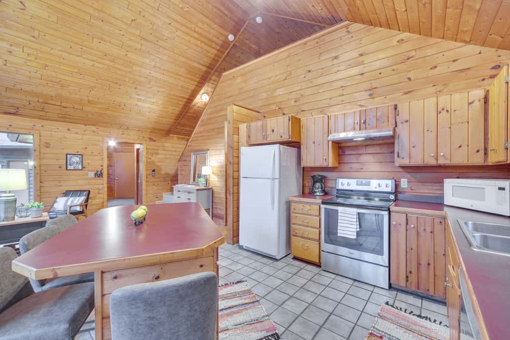 Cozy Wisconsin Cabin w/ Deck, Kayaks & Lake Views!