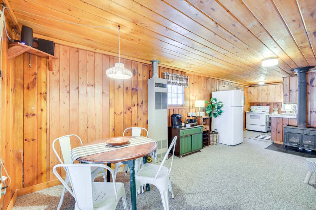Charming Cabin on Grindstone Lake