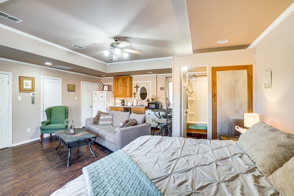 Granbury Studio - 10 Mins From Town + The Lake!