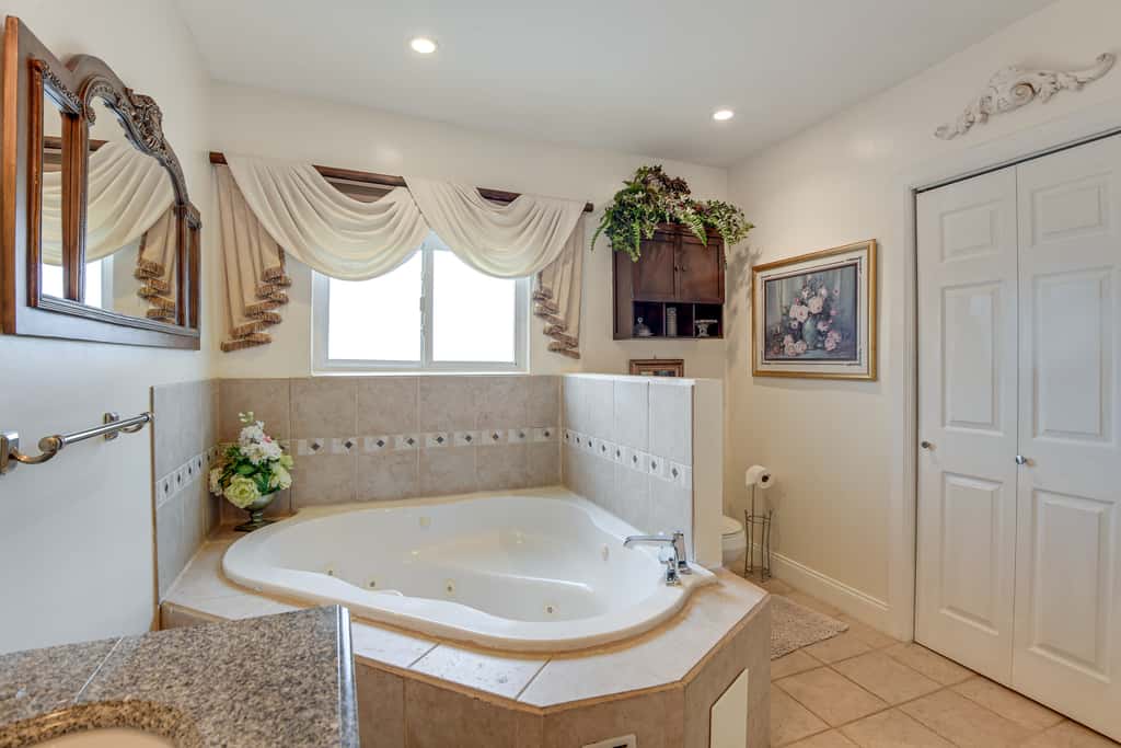 Elegant Upton Rowhouse 2 Mi to Inner Harbor!