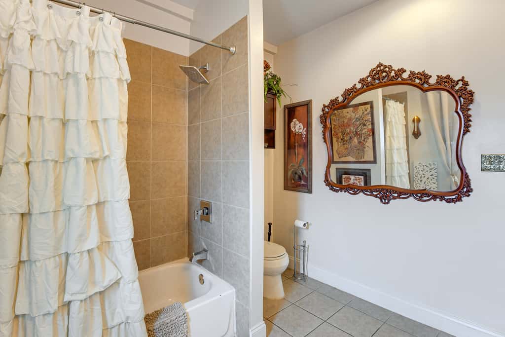 Elegant Upton Rowhouse 2 Mi to Inner Harbor!