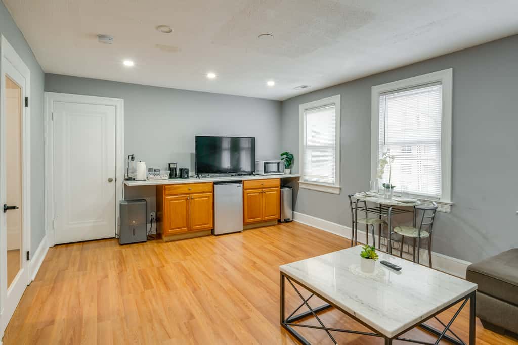 Easy Metro Access: WFH-Friendly Apt 7 Mi to DC!