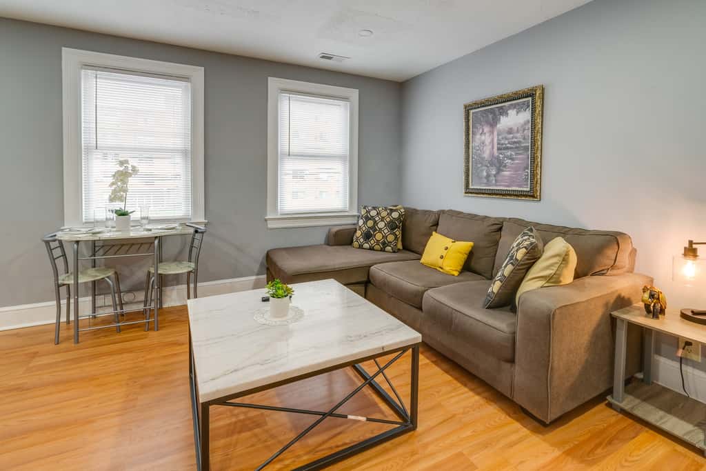 Easy Metro Access: WFH-Friendly Apt 7 Mi to DC!