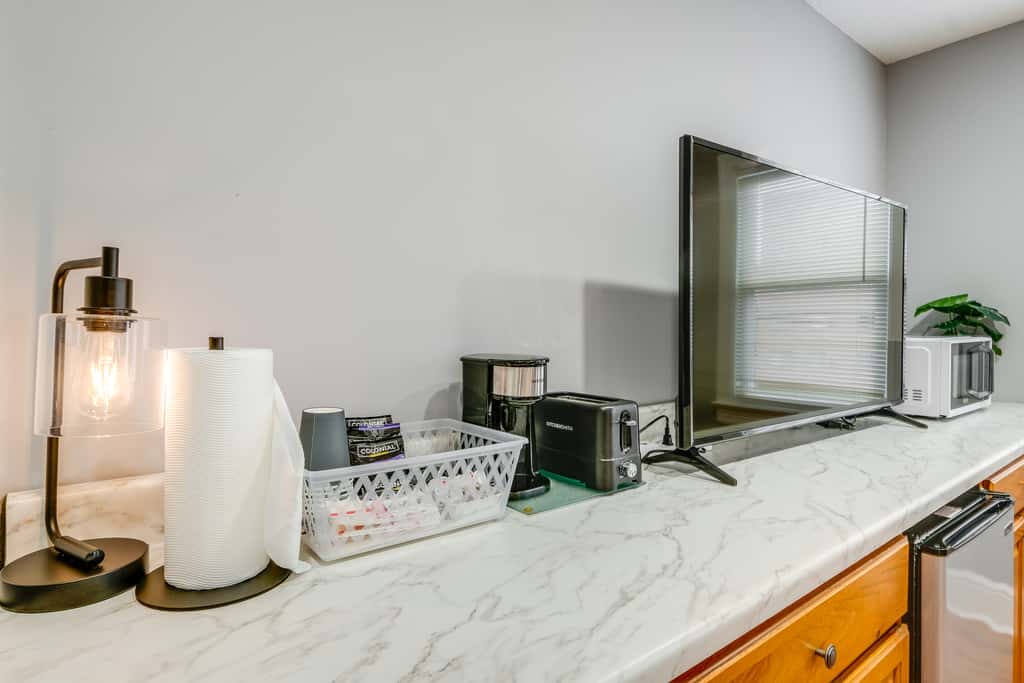 Easy Metro Access: WFH-Friendly Apt 7 Mi to DC!