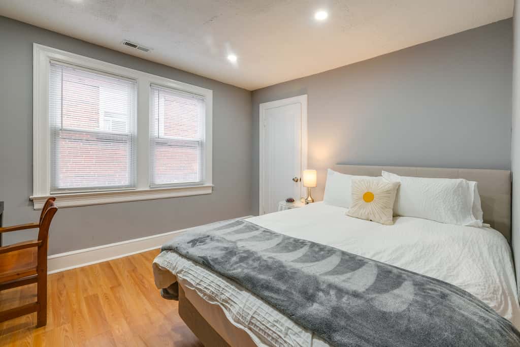 Easy Metro Access: WFH-Friendly Apt 7 Mi to DC!